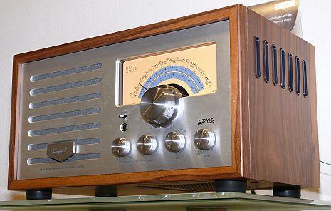 Das Röhrenradio SP 105i von Cayin mit seinen griffigen Bedienelementen und der analogen Anzeige weckt nostalgische Gefühle. Bestückt ist es mit zwei 12AX7 und zwei 6P1 (EL84) Röhren. Sie liefern 10 Watt RMS. Der Tuner empfängt UKW, Mittelwelle und zwei Kurzwellenbänder. Neben einem Kopfhöreranschluss ist auch ein Line-Ausgang vorhanden. Der Preis: Fr. 1390.-.