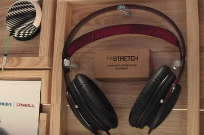 Vier Kopfhörermodelle bietet Philips in der Zusammenarbeit mit O'Neill an. ?The Stretch? ist aus widerstandsfähigem Nylon-Material hergestellt, das speziell gegen Spannungsrisse resistent sein soll. Es verträgt Temperaturen bis -25° C. Der Preis: Fr. 179.-