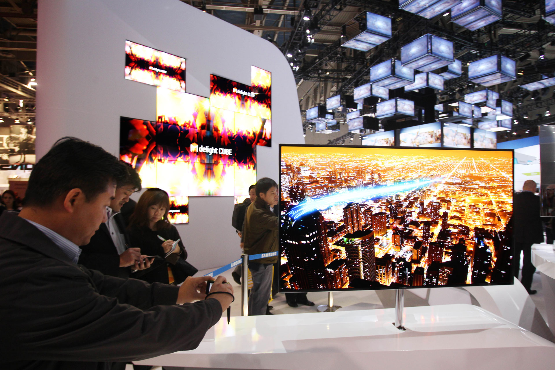 Der von Samsung präsentierte OLED-TV mit 55 Zoll Bilddiagonale und 12 kg Gewicht misst in der Tiefe 7,6 mm, also weniger als ein Galaxy S2.