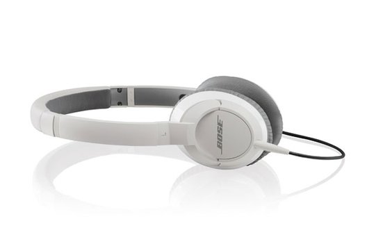 Leicht und elegant sieht der in Schwarz und Weiss erhältliche Kopfhörer OE2 von Bose aus.