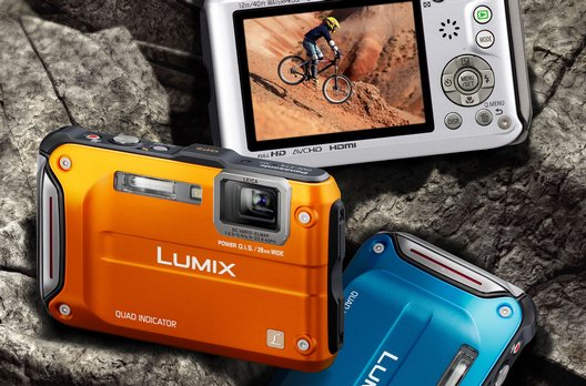 Für Outdooer-Aktivitäten geschaffen: Die Lumix FT4 von Panasonic im robusten Gehäuse.