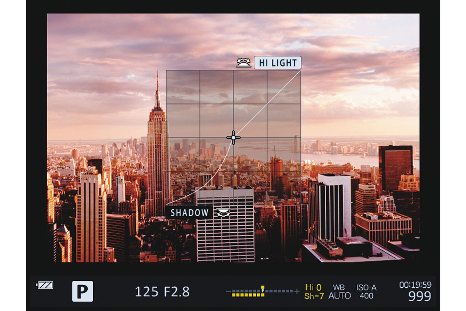 Eine neue Art der Bedienung eröffnet das EVF Creative Control: Highlight und Schattenhelligkeit lassen sich anhand der Einblendung einer Tonwertkurve auf das Sucherbild separat regeln.