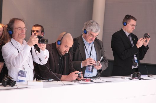 Foto- und Videokameras standen bereit, damit Journalisten und Händler sie kurz auszuprobieren konnten.