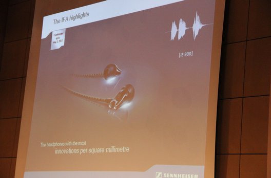 Ebenfalls eine Weltneuheit sind die Sennheiser In-Ear Hörer IE 800. Anstelle von Kunststoff ist das nur 8 Gramm leichte Gehäuse aus Keramik gefertigt.