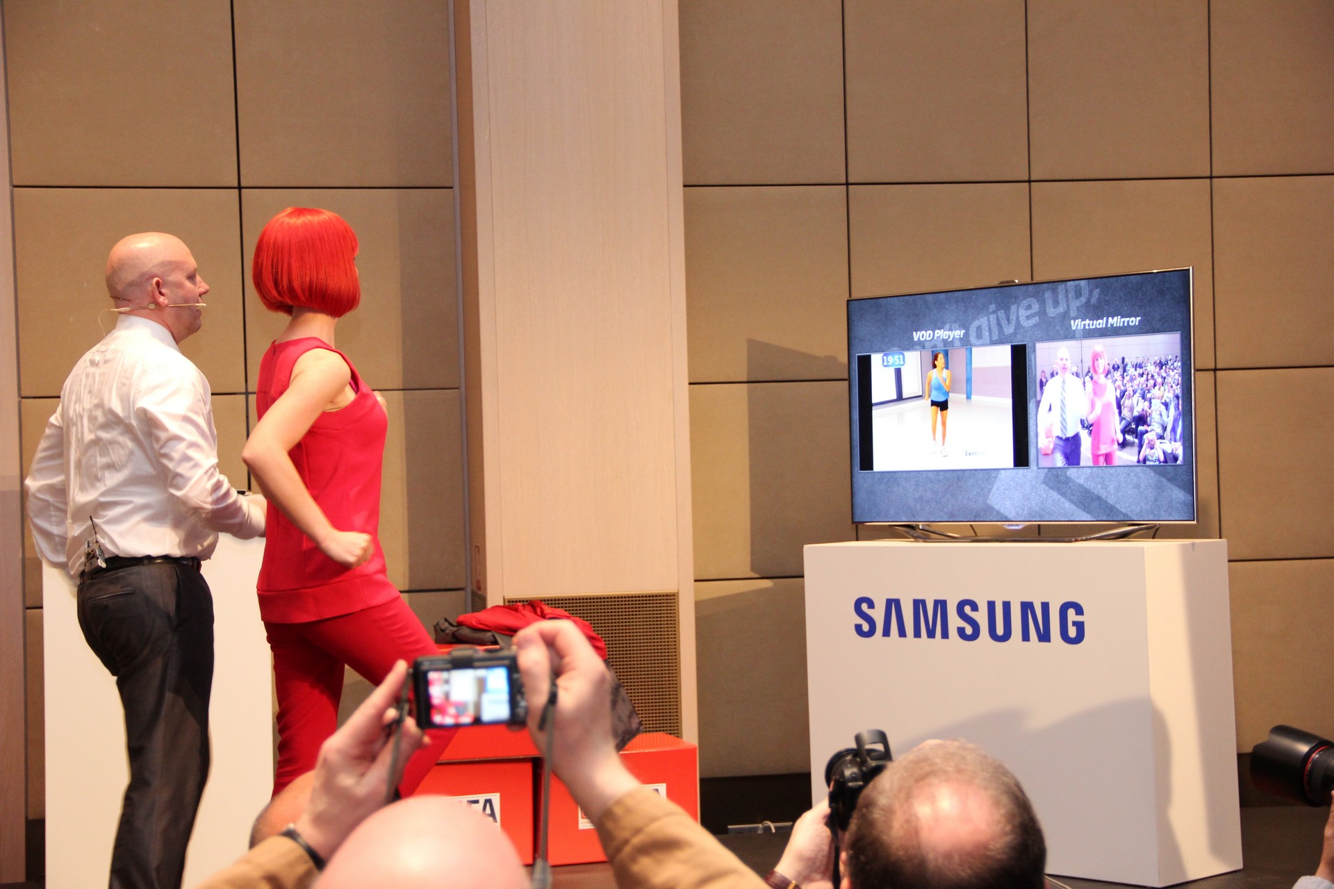 Mit der Funktion "Virtual mirror" von Samsung kann die sportliche Ertüchtigung vom Fitnesscenter ins Wohnzimmer verlegt werden.