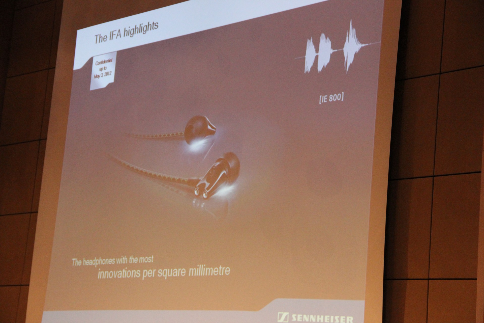 Ebenfalls eine Weltneuheit sind die Sennheiser In-Ear Hörer IE 800. Anstelle von Kunststoff ist das nur 8 Gramm leichte Gehäuse aus Keramik gefertigt.