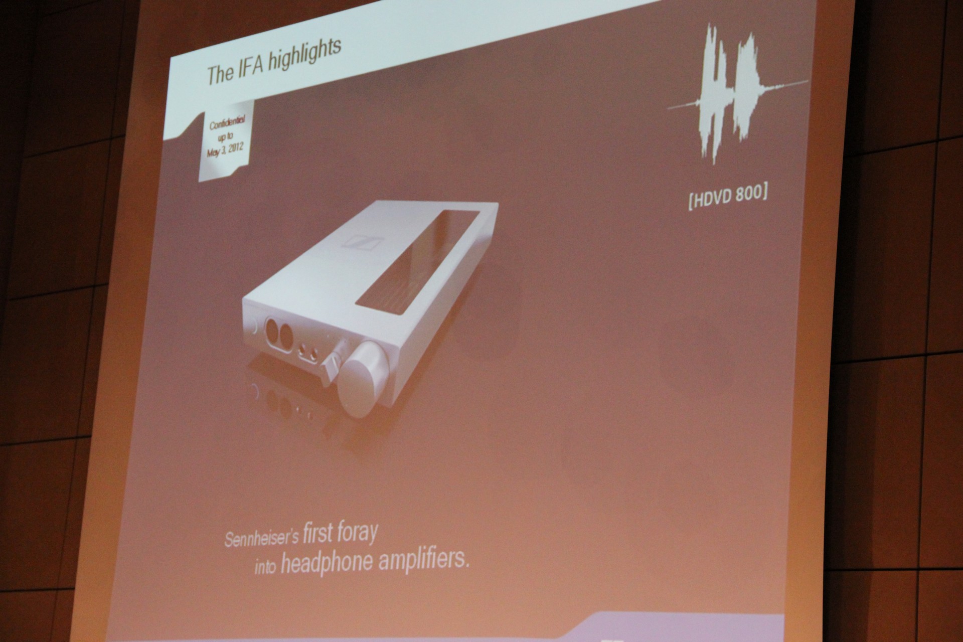Mit dem HDVD 800 präsentiert Sennheiser seinen ersten Kopfhörerverstärker. Er soll besonders High-end Kopfhörern zu einem noch besseren Klangerlebnis verhelfen.