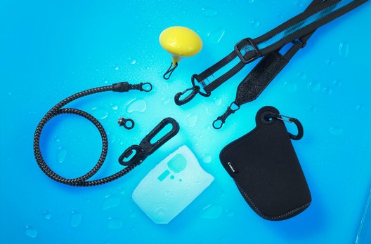Für den Outdoor-Einsatz gibt es optionales Zubehör, darunter ein Karabinerhaken, Schulter- und Halsgurte, eine Neopren-Tasche, eine Silikon-Hülle und ein Schwimmkörper.