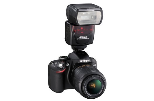 Der multifunktionale Nikon SB-700 Blitz ermöglicht die drahtlose Verwendung mehrerer Blitzgeräte über das Nikon Creative Lighting System.