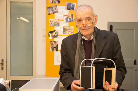 Wie immer voller Begeisterung für die perfekte Musikreproduktion: Tonmeister Jürg Jecklin präsentiert den Prototypen seiner Neuauflage des legendären Jecklin „Float“ Elektrostaten-Kopfhörers.