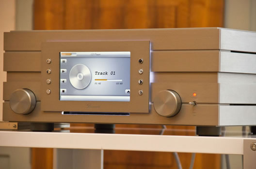 Das Burmester 111 Musiccenter vereint CD-, Festplatten- und Netzwerkplayer. Wie üblich bei den Berlinern ist die Audiosektion vollsymmetrisch. Der Preis von 32000 CHF ist allerdings nicht gerade volkstümlich.