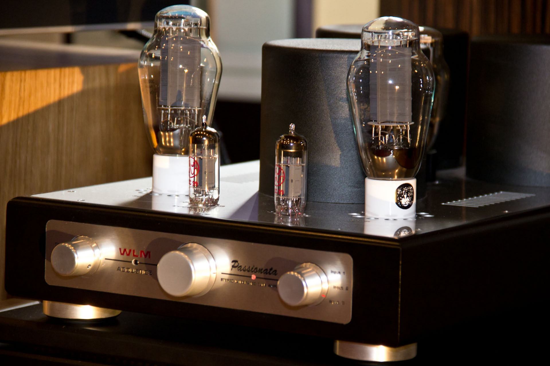 Passionata 300B heisst der neue Vollverstärker von WLM ( 
Wiener Lautsprecher Manufaktur). Beim “Single ended” Schaltungskonzept in Class A kommt – wie der Name sagt - die legendäre 300B-Triode zum Einsatz.