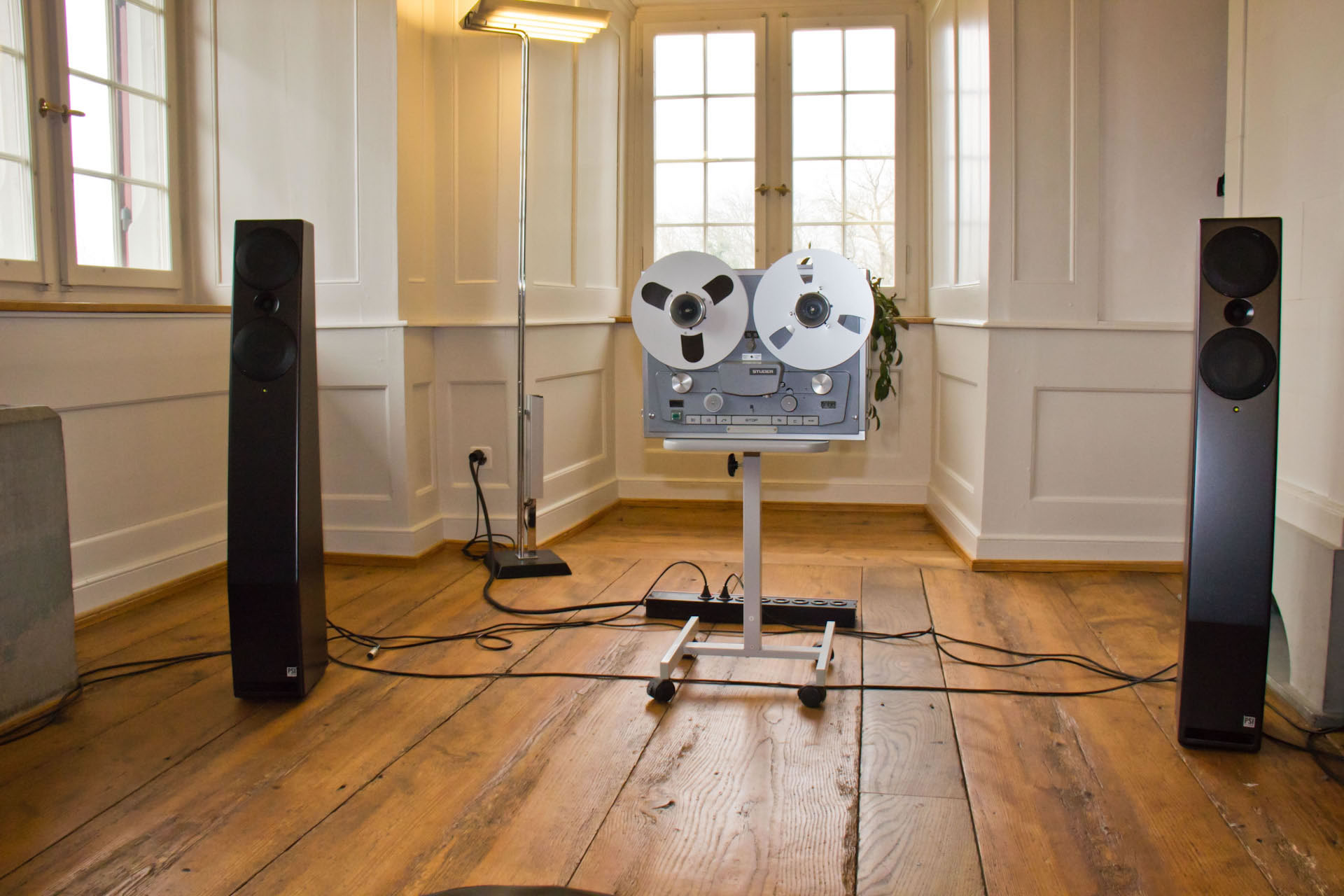 Eine interessante Kombination: restaurierte Studer Bandmaschine mit Aktivlautsprechern von PSI-Audio aus Yverdon.