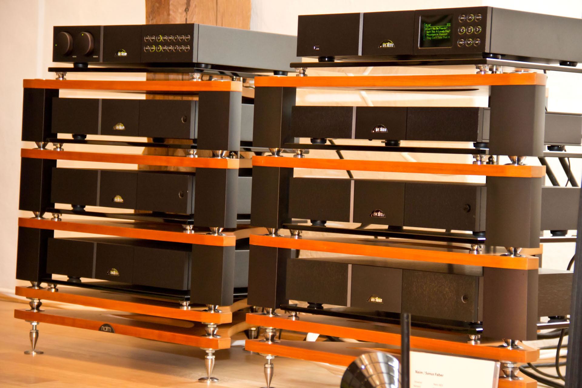 und dem brandneuen Naim Netzwerkplayer NDS (oeben rechts) inklusive separatem Netzteil. Naim Bi-Amping für Sonus Faber Lautsprecher.