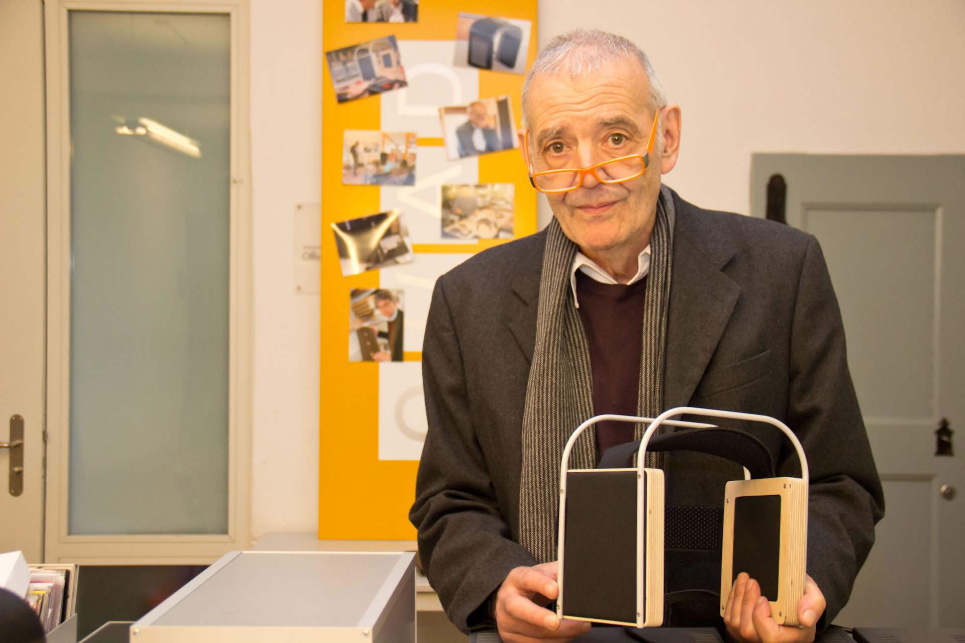 Wie immer voller Begeisterung für die perfekte Musikreproduktion: Tonmeister Jürg Jecklin präsentiert den Prototypen seiner Neuauflage des legendären Jecklin „Float“ Elektrostaten-Kopfhörers.
