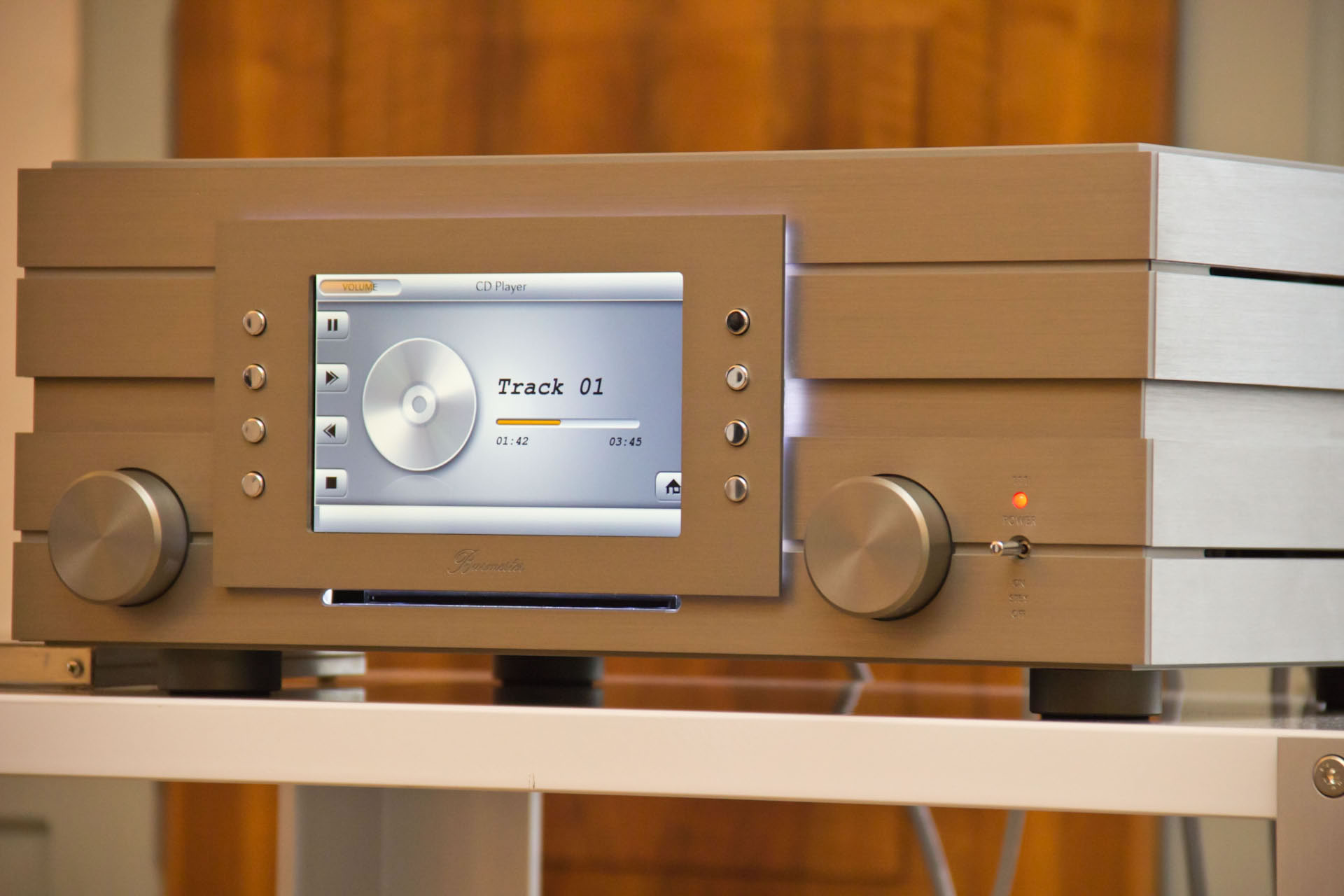 Das Burmester 111 Musiccenter vereint CD-, Festplatten- und Netzwerkplayer. Wie üblich bei den Berlinern ist die Audiosektion vollsymmetrisch. Der Preis von 32000 CHF ist allerdings nicht gerade volkstümlich.