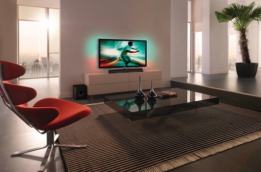 Das schlanke Design des Soundbar erlaubt vielseitige Positionierung. Dank seiner Flachheit passt er auch vor den Fernseher.