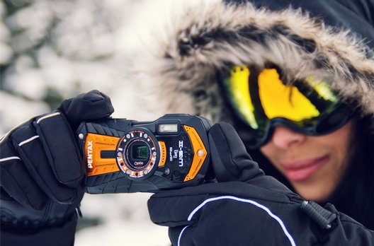 Ideale Begleiter sind die Allwetterkameras nicht nur bei Badeferien, sondern ebenso beim Wintersport, wo Kameras oft mit Schnee und Eis in Kontakt kommen und Stürze aushalten müssen.