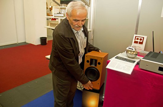 Martin Dürrenmatt von Precide im Tessin zeigte den neuen Subwoofer zum Aulos Lautsprecher mit Heil-Hochtöner.