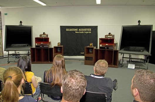 Gänsehautsound bei Silbatone Acoustics: Aussen die restaurierten Western Electric 15E Hörner aus den 30er Jahren mit phänomenalem Klang. In der Mitte Western Electric Nachbauten von G.I.P Laboratory.