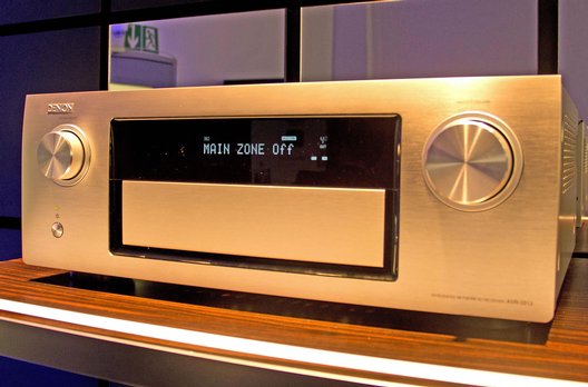 Denon zeigt zum ersten Mal den AVR-3313. Das neue Spitzenmodell unter den Denon Receivern hat kommt im Herbst auf den Markt mit 7 Kanälen, Multiroom-Fähigkeit sowie Airplay- und DLNA-Streaming.