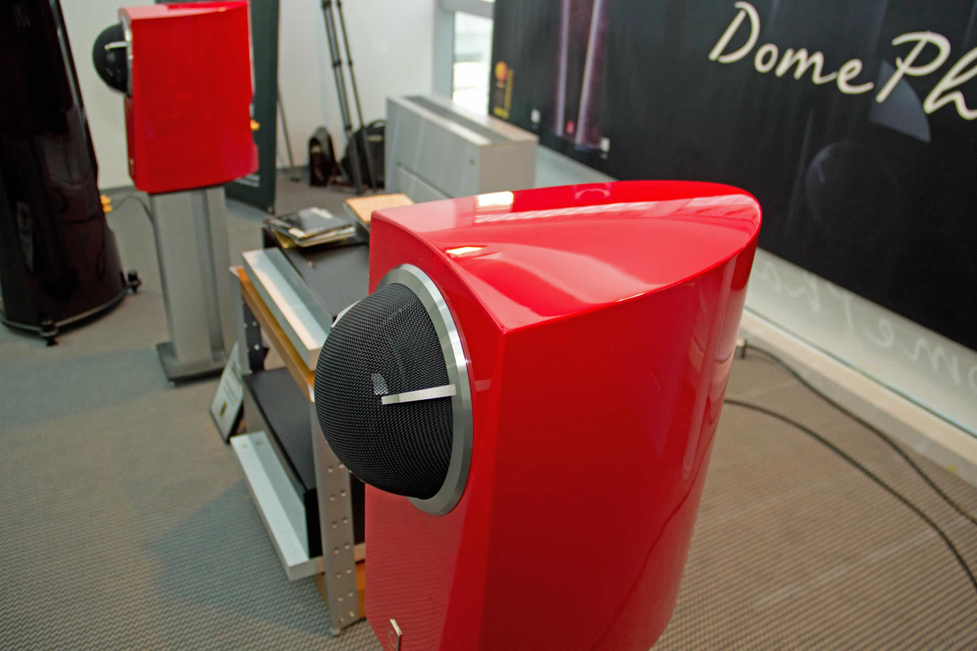 Formschön und klanglich exzellent sind die Lautsprecher des chinesischen Herstellers Dome Phase mit Koaxial-Chassis und inverser Membranausrichtung.