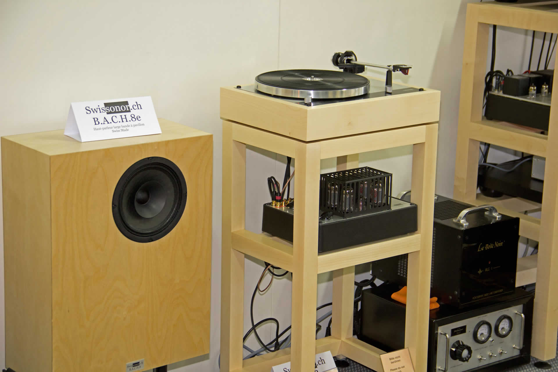 Jürg Schopper und Swissonor zeigten eine Kombi für 10'000 CHF aus modifiziertem Thorens Plattenspieler, Röhrenvollverstärker und B.A.C.H Lautsprechern, die einfach unglaublich "Musik" machte.