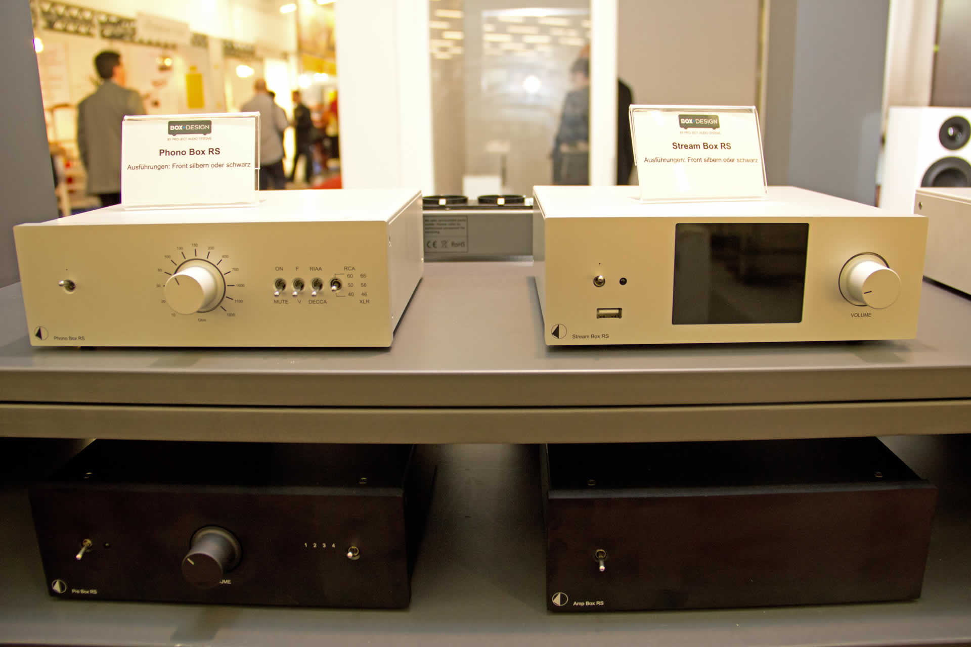 Das "braucht" der moderne High Ender: Phonovorstufe und Netzwerk-Streamer für HiRes-Audio. Beides mit Röhren im Ausgangsverstärker. Gesehen bei Pro-ject Audio Systems.