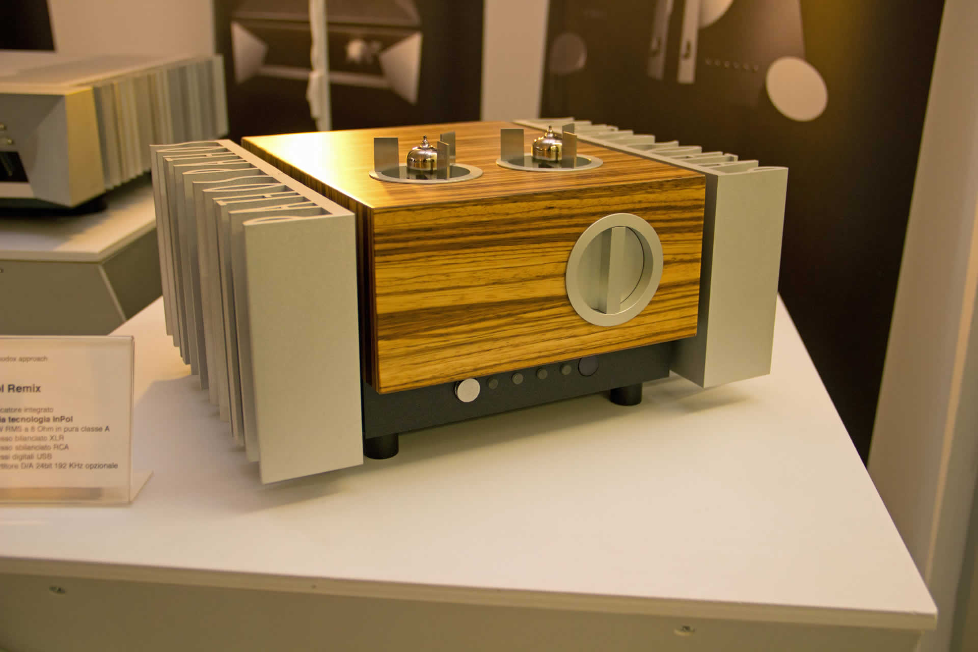 Nochmals Bella Italia bei Pathos mit dem Vollverstärker Inpol Remix mit 2 x 10 Watt in reiner Klass A und integriertem Digitalwandler für 24 bit/192 kHz.