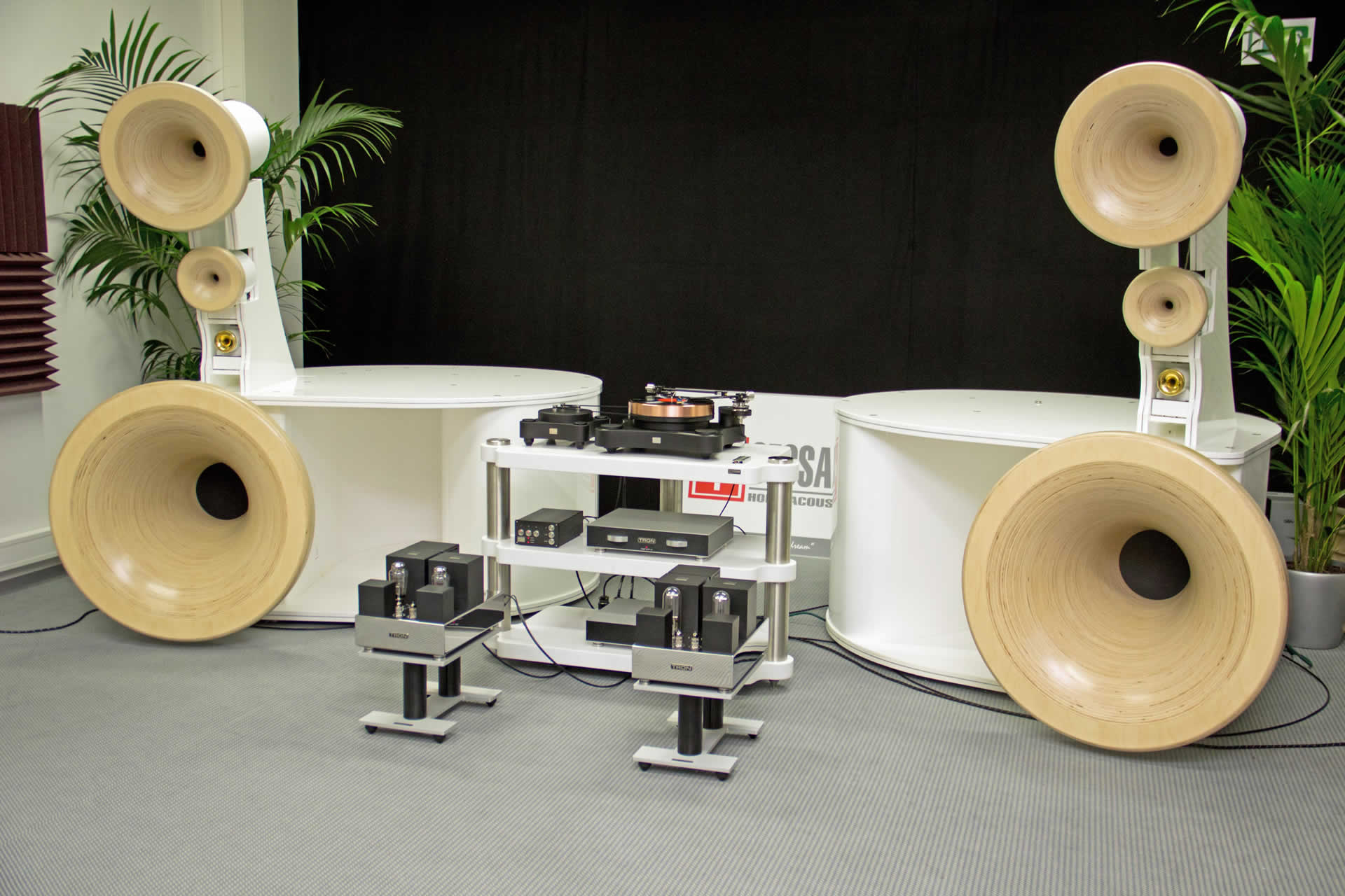 Eine Premiere an der High End erlebte der "Beethoven" Hornlautsprecher von Cessaro. Stilvoller kann man ein Basshorn kaum mehr designen.