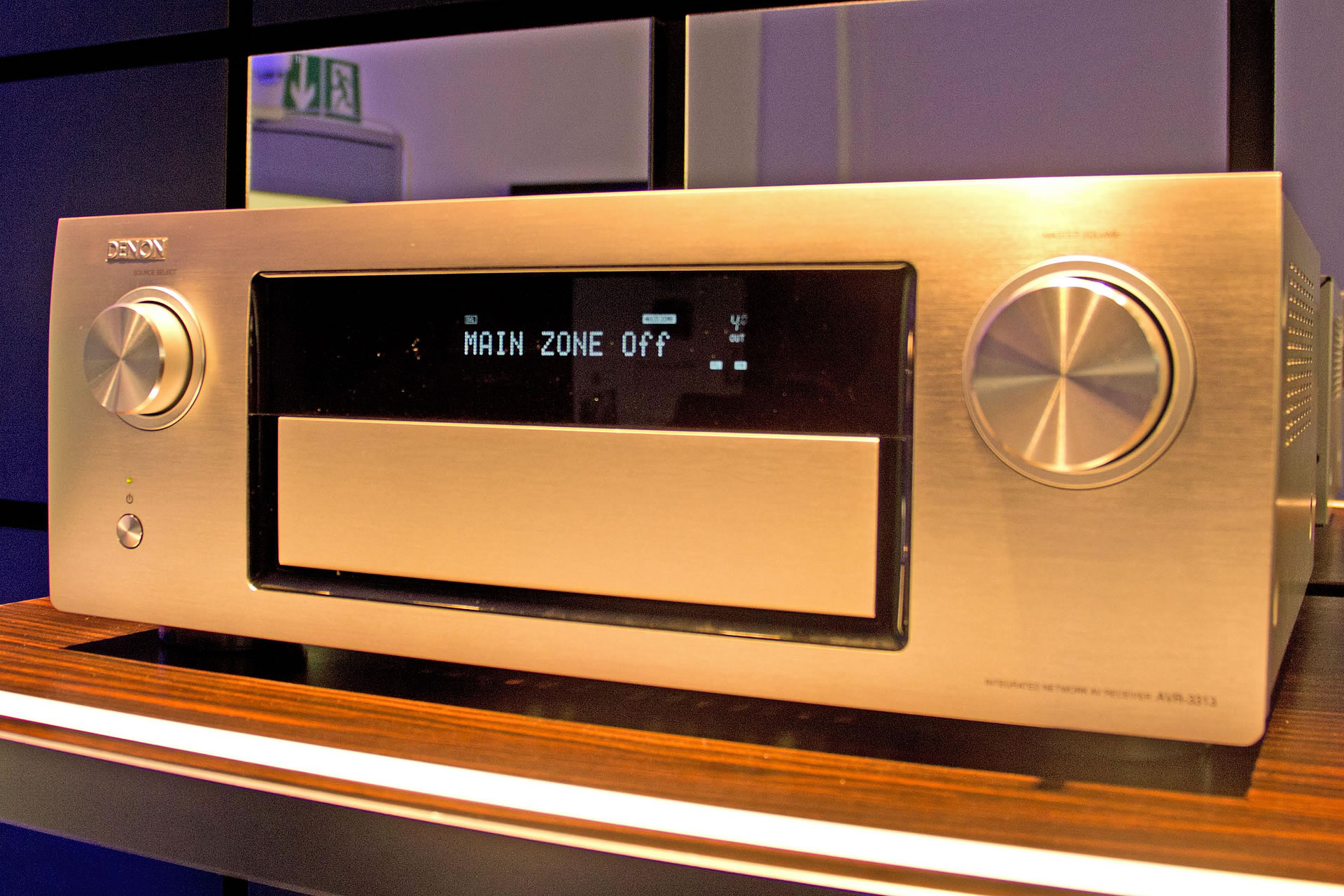Denon zeigt zum ersten Mal den AVR-3313. Das neue Spitzenmodell unter den Denon Receivern hat kommt im Herbst auf den Markt mit 7 Kanälen, Multiroom-Fähigkeit sowie Airplay- und DLNA-Streaming.