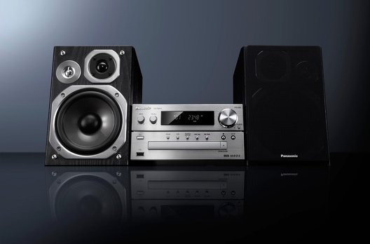 Das HiFi-Komplettsystem SC-PMX5 zeigt sich mit Musikwiedergabe von iPod, iPhone, CD, Radio sowie USB-Anschluss und Analog-Eingang vielseitig. 