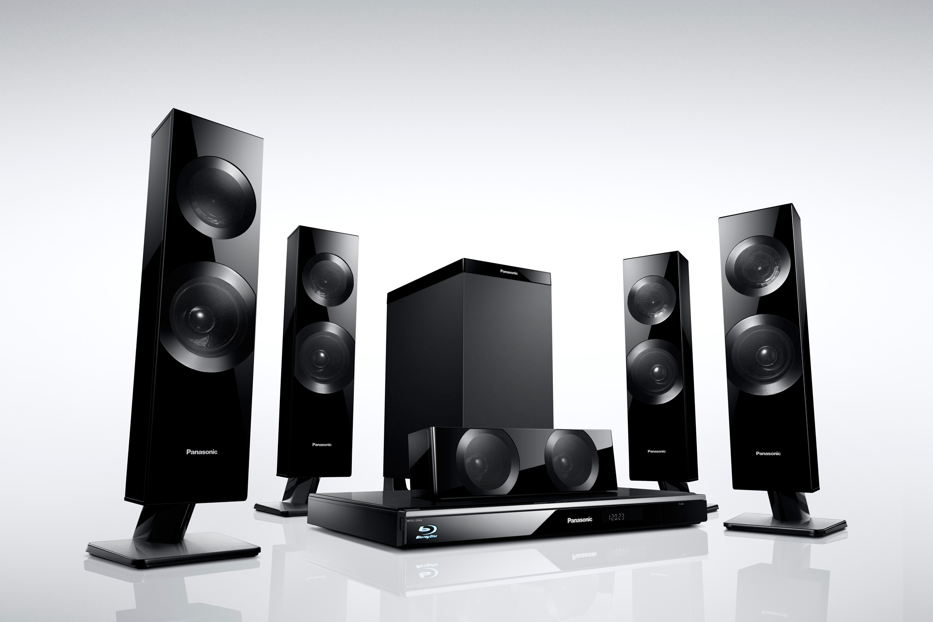 5.1 Blu-ray Heimkino verspricht das Komplettsystem SC-BTT590. Das Multiformat-Laufwerkliest Blu-ray Disc, DVD und CD-Formate und Dateiformate wie Full HD 3D, DivX HD, AVCHD, FLAC, MP3, JPEG.