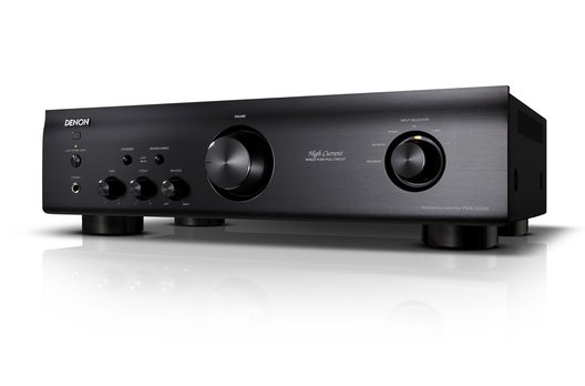 Der Stereo-Vollverstärker PMA-520AE von Denon verfügt über hochwertige Bauteile in einer aufwändigen Konstruktion. Er bietet 2 x 70 W Ausgangsleistung an 4 Ohm.