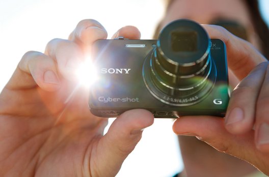 Die Cyber-shot DSC-WX100 von Sony bietet trotz lediglich 17,5 mm Bautiefe einen 10fach optischen Zoom.