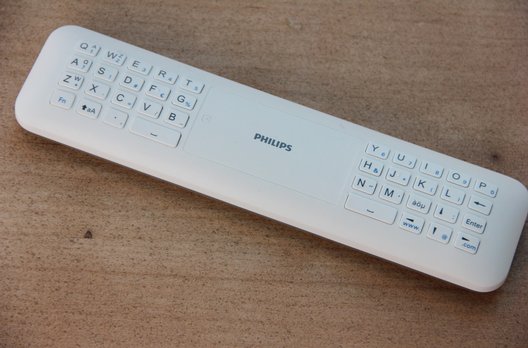 ... und auf der Rückseite über eine QWERTZ-Tastatur verfügt. Sie funktioniert mit Funk und hat integrierte Lage- und Bewegungssensoren.