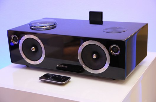 Das Audio-Dock DA-E750 von Samsung möchte sich mit warmem Röhrensound in der mittleren Oberklasse profilieren. Das Dock nimmt sowohl iPhones als auch Android-Phones auf.