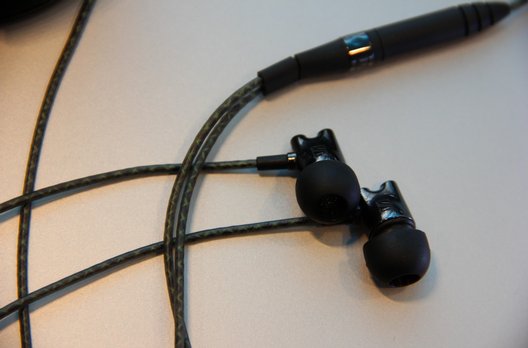 Bereits im Frühjahr hatte Sennheiser den High-End In-Ear IE800 angekündigt. Nun hatten wir die Gelegenheit reinzuhören - klingt spitzenmässig. Jedoch fällt der Preis dementsprechend hoch aus.