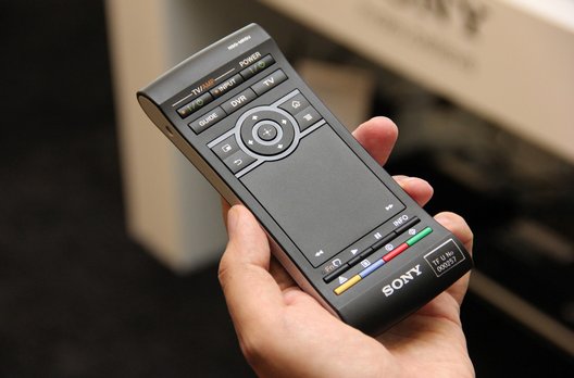Sony verfolgt einen ähnlichen Ansatz wie Philips und bestückt auch beide Seiten mit Tasten.
