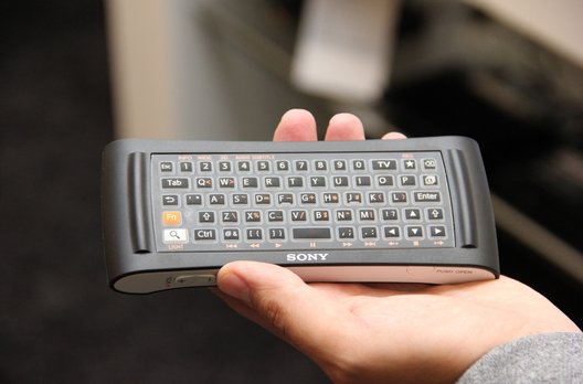 Die QWERTZ-Tastatur beim Modell von Sony soll ebenfalls für schnellere Texteingabe sorgen und das Surfen im Netz komfortabler machen.