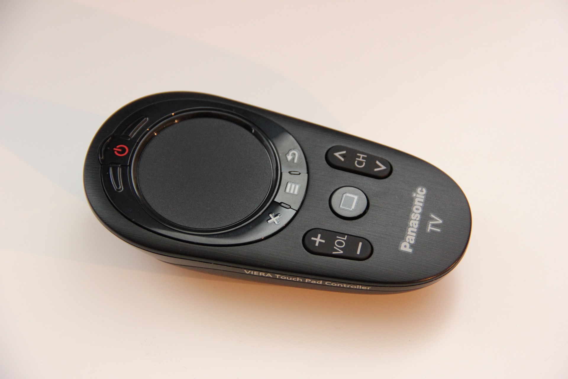 Panasonic liefert zu ihren Smart TVs künftig einen sogenannten Touch Pad Controller mit, um komfortabler navigieren zu können.