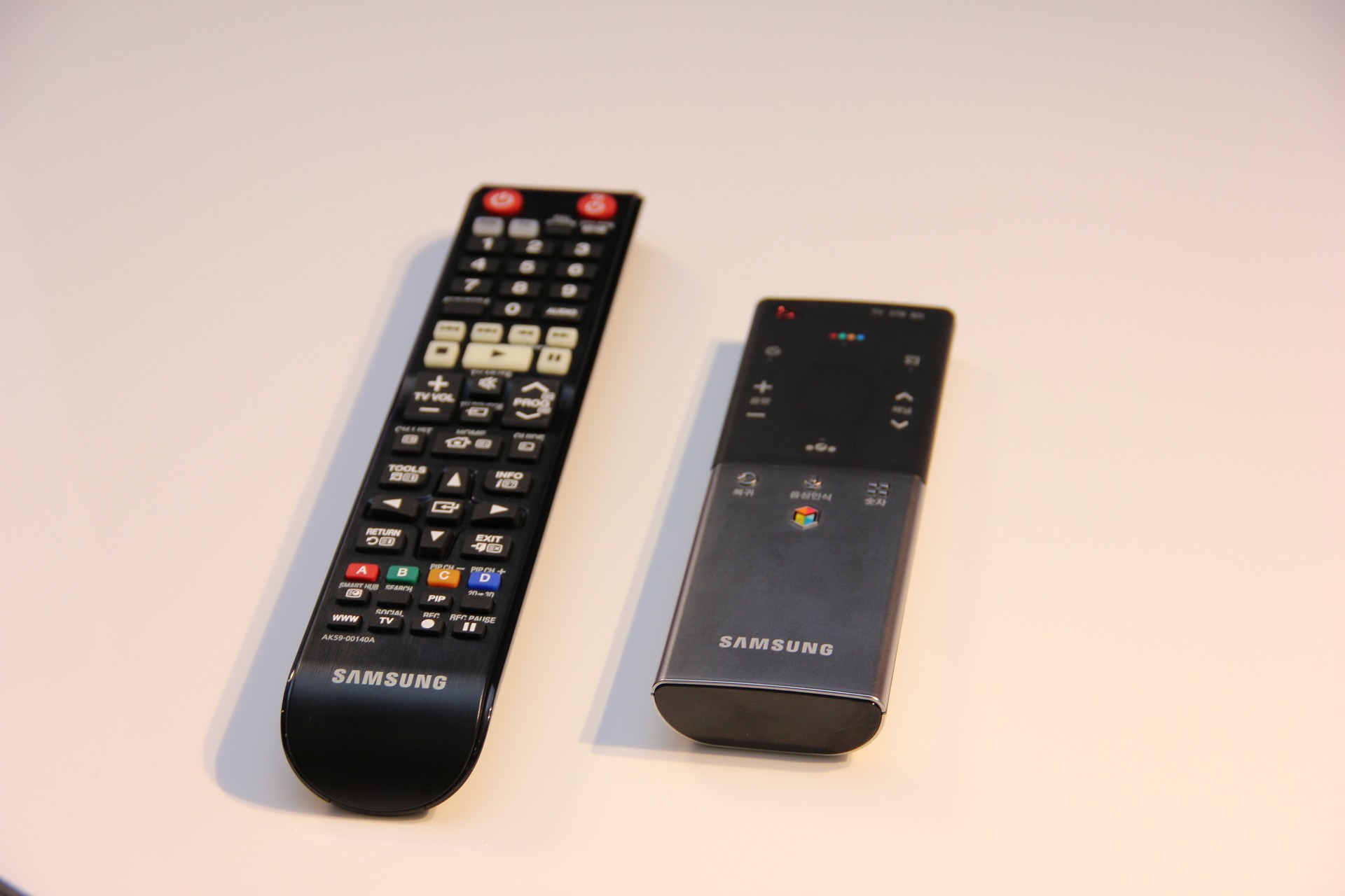 Samsung liefert wie Panasonic zwei Fernbedienungen mit. Eine normale und eine mit integriertem Touch Pad und Mikrofon für die Sprachsteuerung.