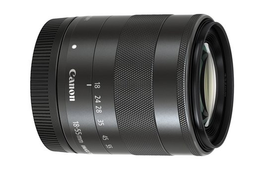 Das Standardzoom hat einen Brennweitenbereich von 18 - 55 mm und Lichtstärken von 1:3,5 - 5,6.