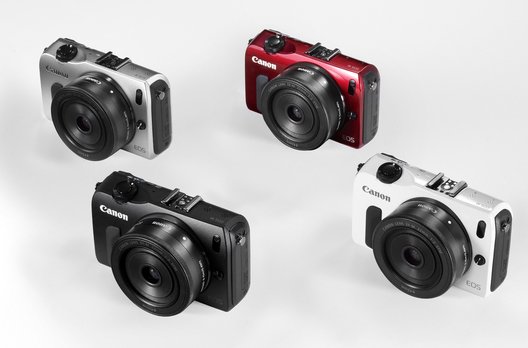 Die EOS M von Canon gibt es in vier Farben und mit zwei für dieses System entwickelten Objektiven.