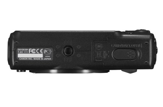 Die Kamera von unten mit Stativgewinde und Fach für Akku und SD/SDHC/SDXC-Speicherkarte.