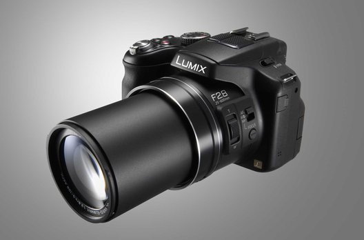 24fach Zoom im Brennweitenbereich von 25 - 600 mm (KB) mit einer durchgehenden Lichtstärke von F2.8: die Lumix DNC-FZ200 von Panasonic.