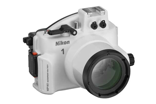 Bis zu 40 m tief tauchen lässt sich mit optional erhältlichen Unterwassergehäuse WP-N1. Es ist 123,5 mm hoch und hat eine weisse Gehäusefront und getönte hintere Abdeckung.