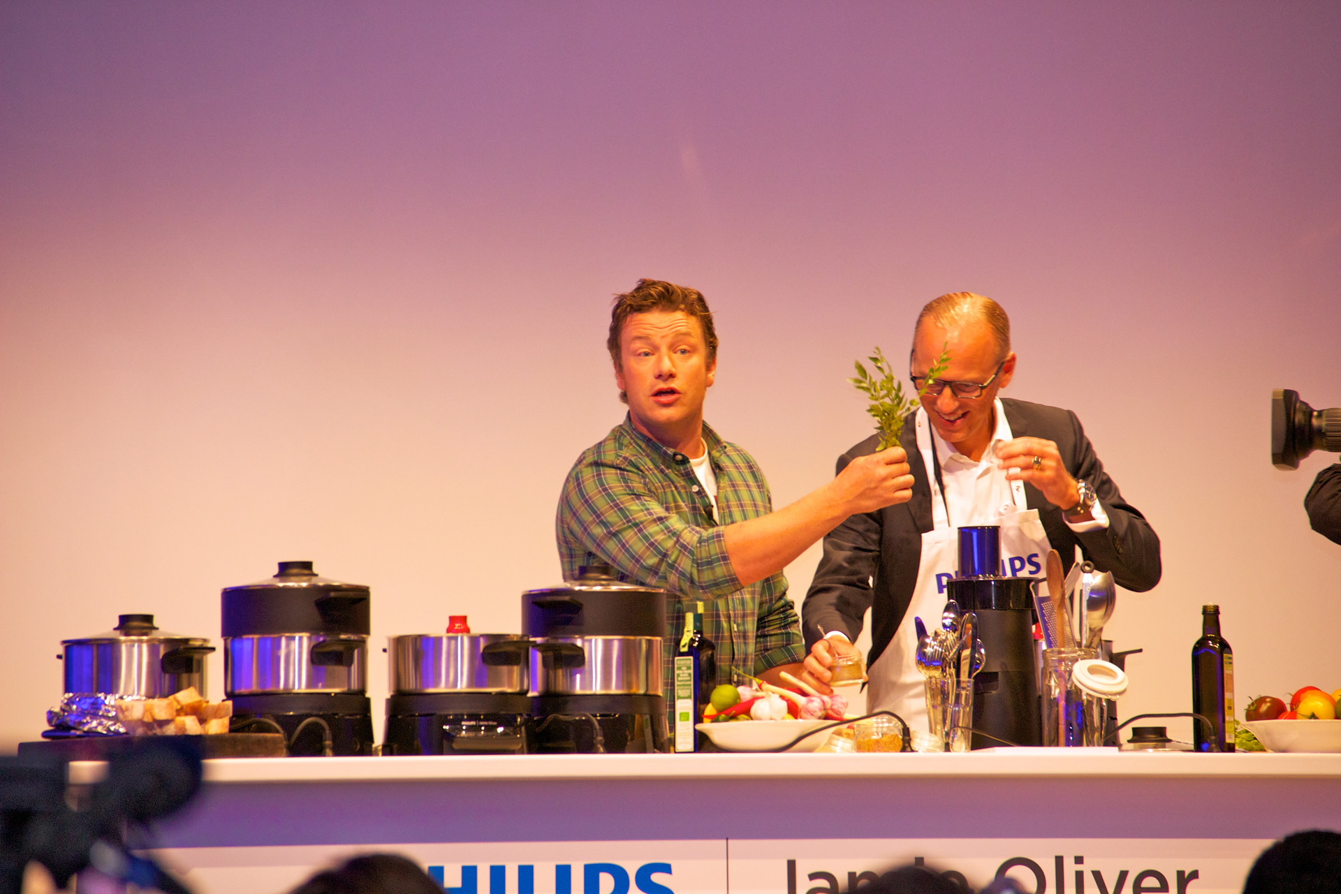 Niemand geringerer als Starkoch Jamie Oliver präsentierte den Philips Homecooker mit dem er mit Enthusiasmus und Humor 
in weniger als 15 Minuten ein südindisches Currygericht zubereitete.