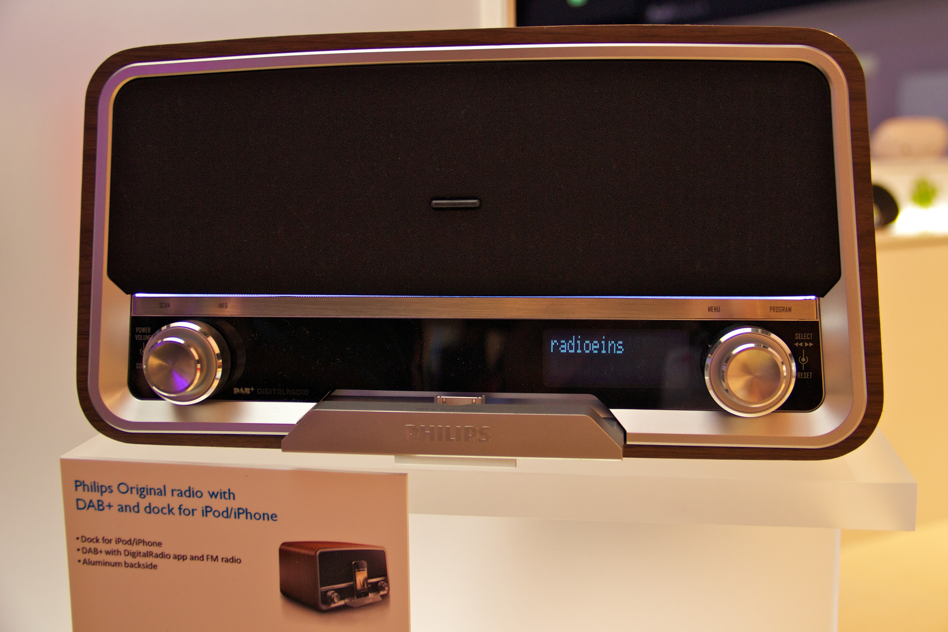 Das "Original Radio" kommt in Anlehnung an das Design des ikonischen Philetta 255 aus dem Jahr 1955. Im Innern steckt aber aktuelle Technik mit iPhone-Dock und DAB+. Fehlt eigentlich nur noch ein integrierter Röhrenverstärker...