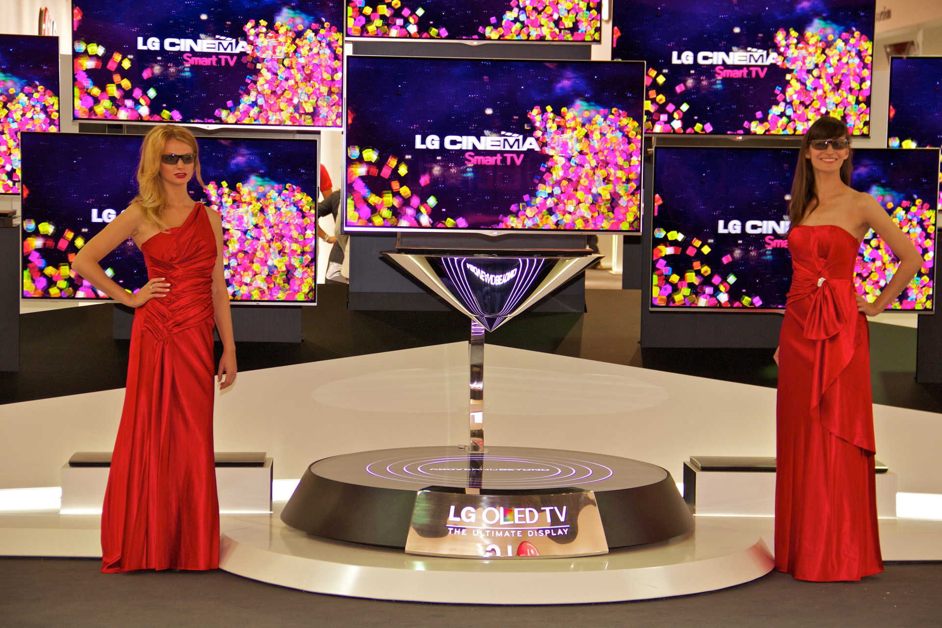 Der 55 Zoll OLED-TV von LG mit nur 4 mm Tiefe soll zwischen Oktober und Ende Jahr als erster Wohnzimmer OLED-TV erhältlich sein. Der Preis ist noch nicht bekannt. Geschätzt wird zwischen 6000- 8000 CHF